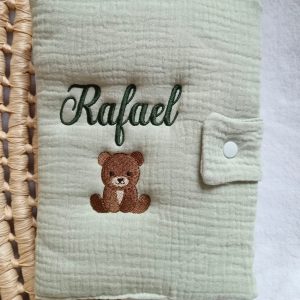 Protège carnet de santé en gaze de coton vert sauge - personnalisable -