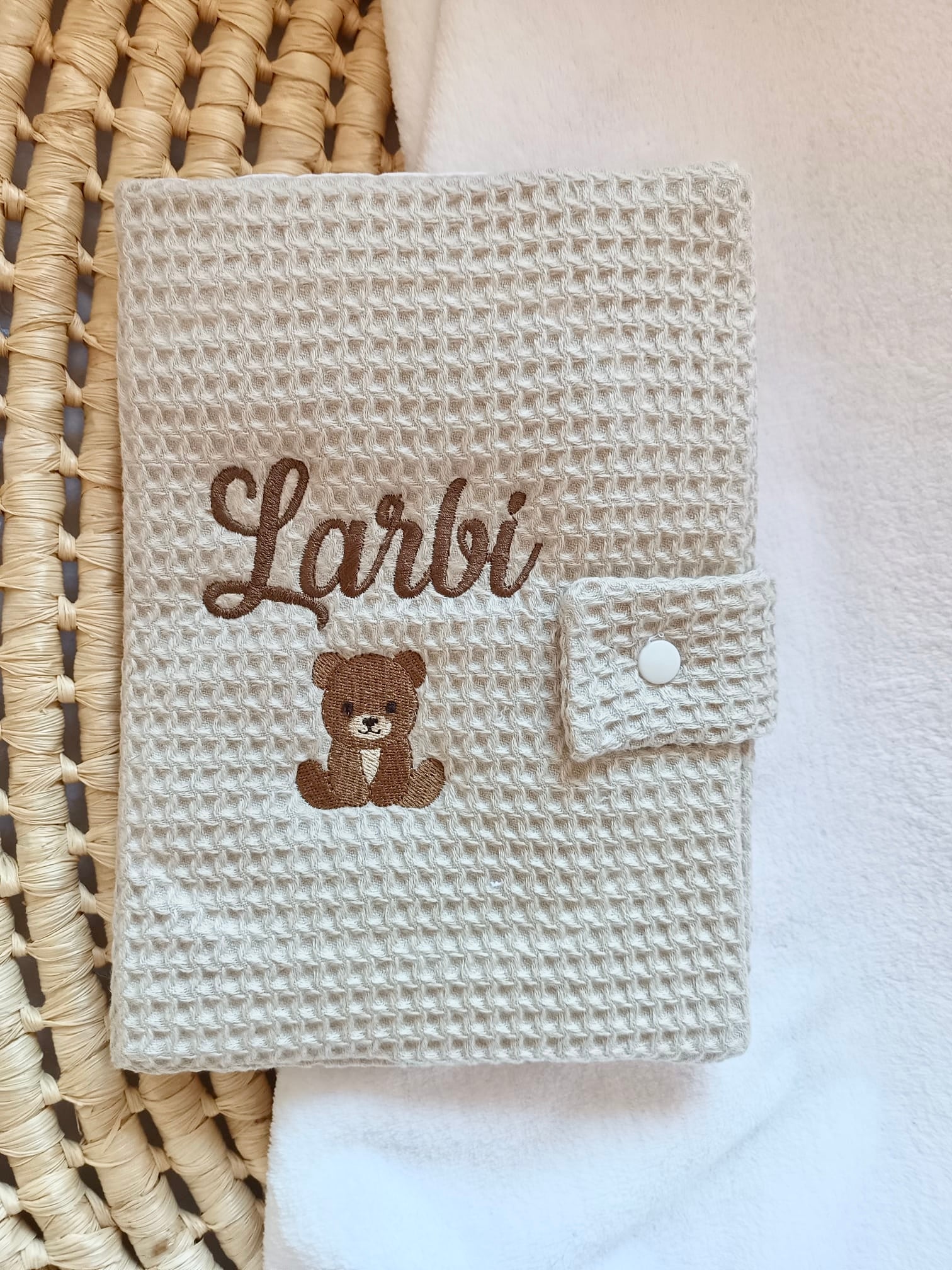 Protège carnet de santé en nid d’abeille beige - personnalisable -
