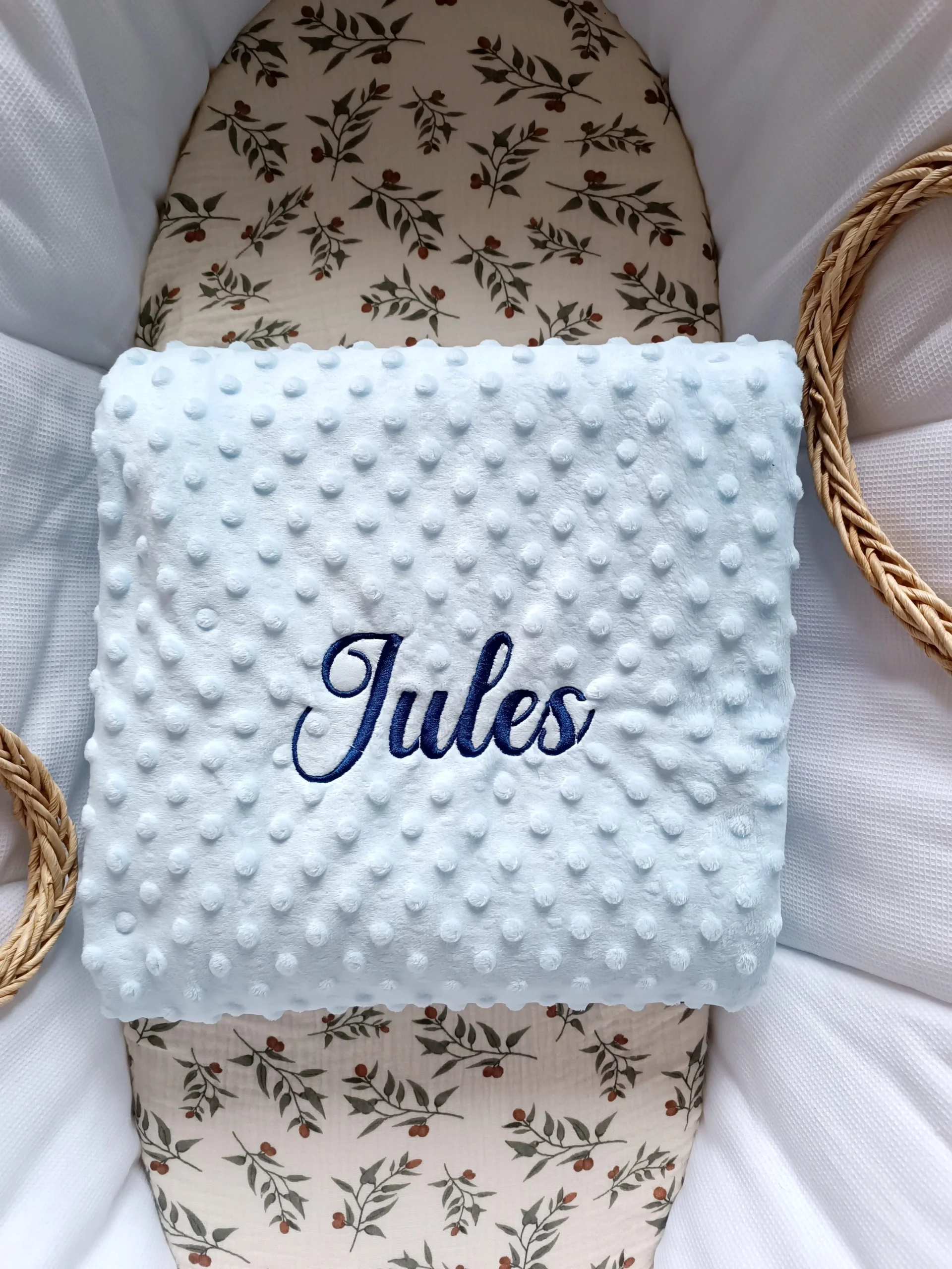 Couverture en minky bleu ciel - personnalisable - – Image 2