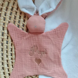 Doudou lapin avec oreilles polaire blanche en gaze de coton terracotta