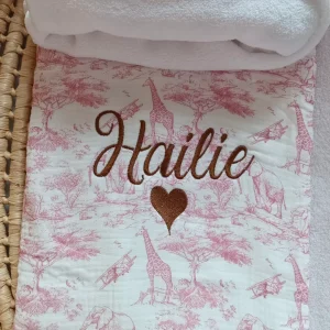 Couverture en gaze de coton safari tons rose/fushia et polaire blanc - personnalisable -