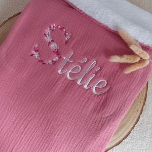 Couverture en gaze de coton et polaire framboise - personnalisable -