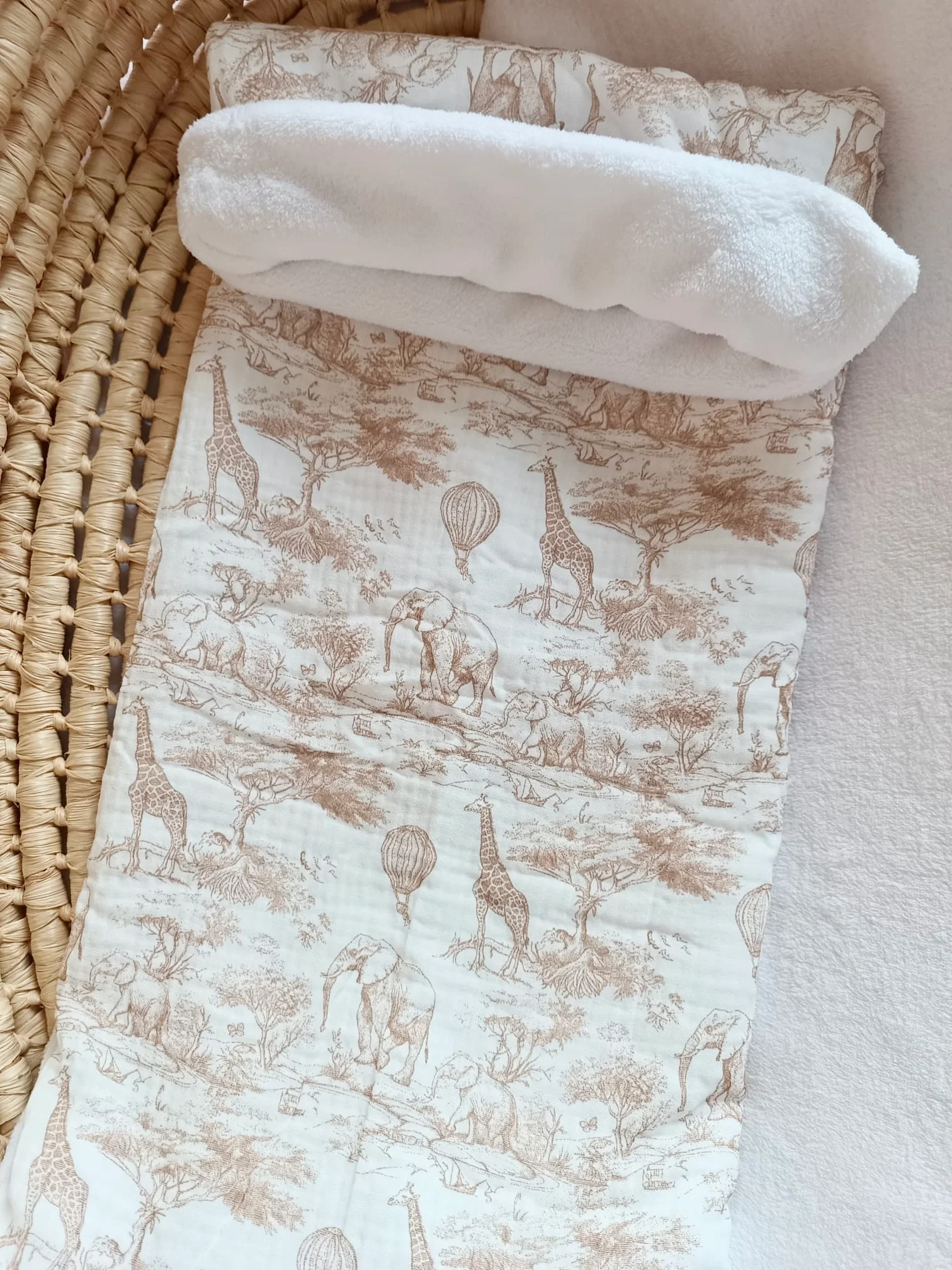 Couverture en gaze de coton safari tons beige et polaire blanc - personnalisable - – Image 2