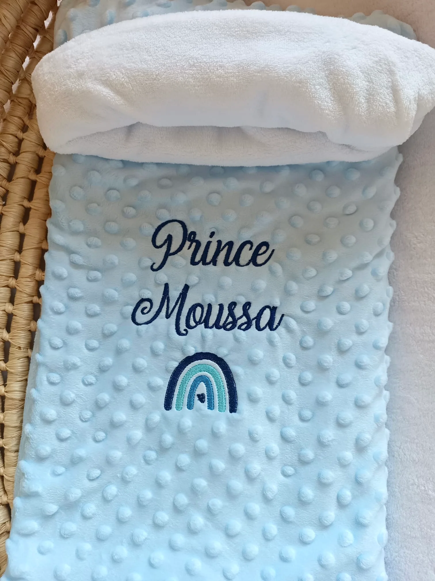 Couverture en minky bleu ciel - personnalisable -