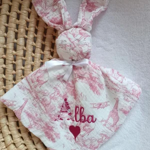Doudou lapin en gaze de coton safari tons rose/fushia - personnalisable -