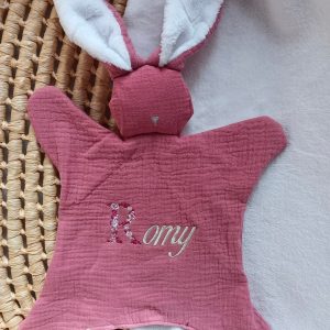 Doudou lapin avec oreilles polaire blanche gaze de coton framboise