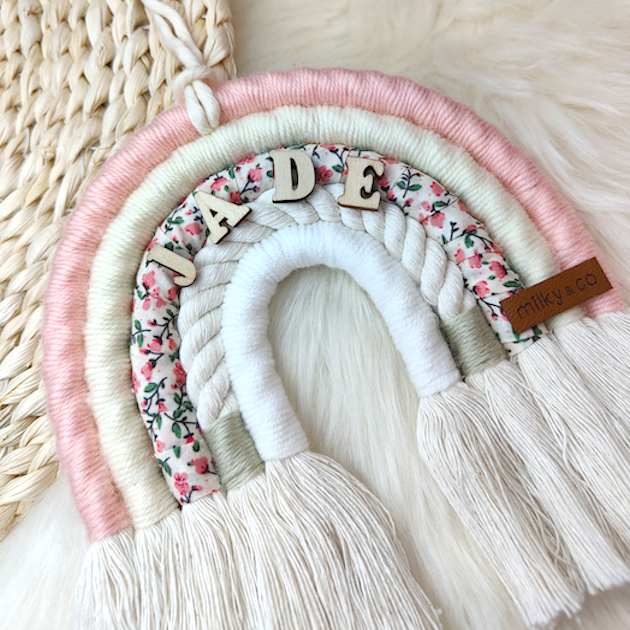 Arc en ciel rose fleuri