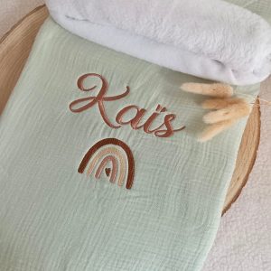 Couverture en gaze de coton et polaire vert sauge - personnalisable -