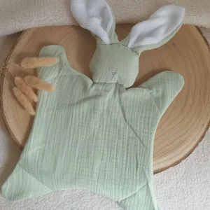 Doudou lapin avec oreilles polaire blanche en gaze de coton vert sauge