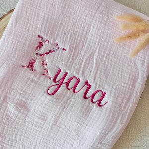 Couverture en gaze de coton et polaire rose - personnalisable -