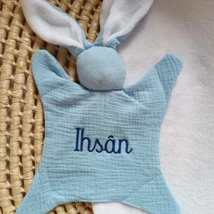 Doudou lapin avec oreilles blanche en gaze de coton bleu ciel