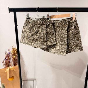 Jupe short en jean motif léopard