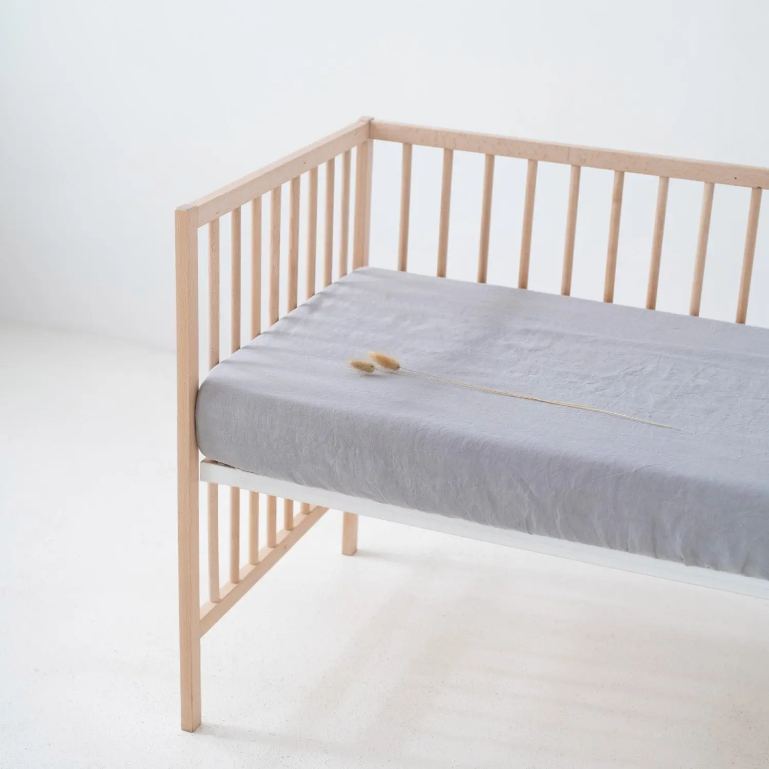 Drap-housse enfant en lin lavé – Gris clair – Image 3