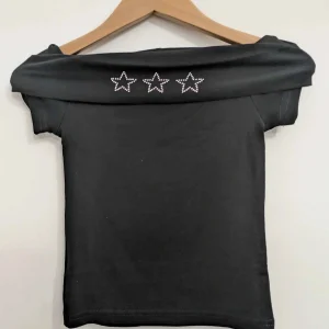 T-shirt noir épaules dégagées étoiles strass