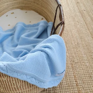 Couverture Tricotée Bleue ciel