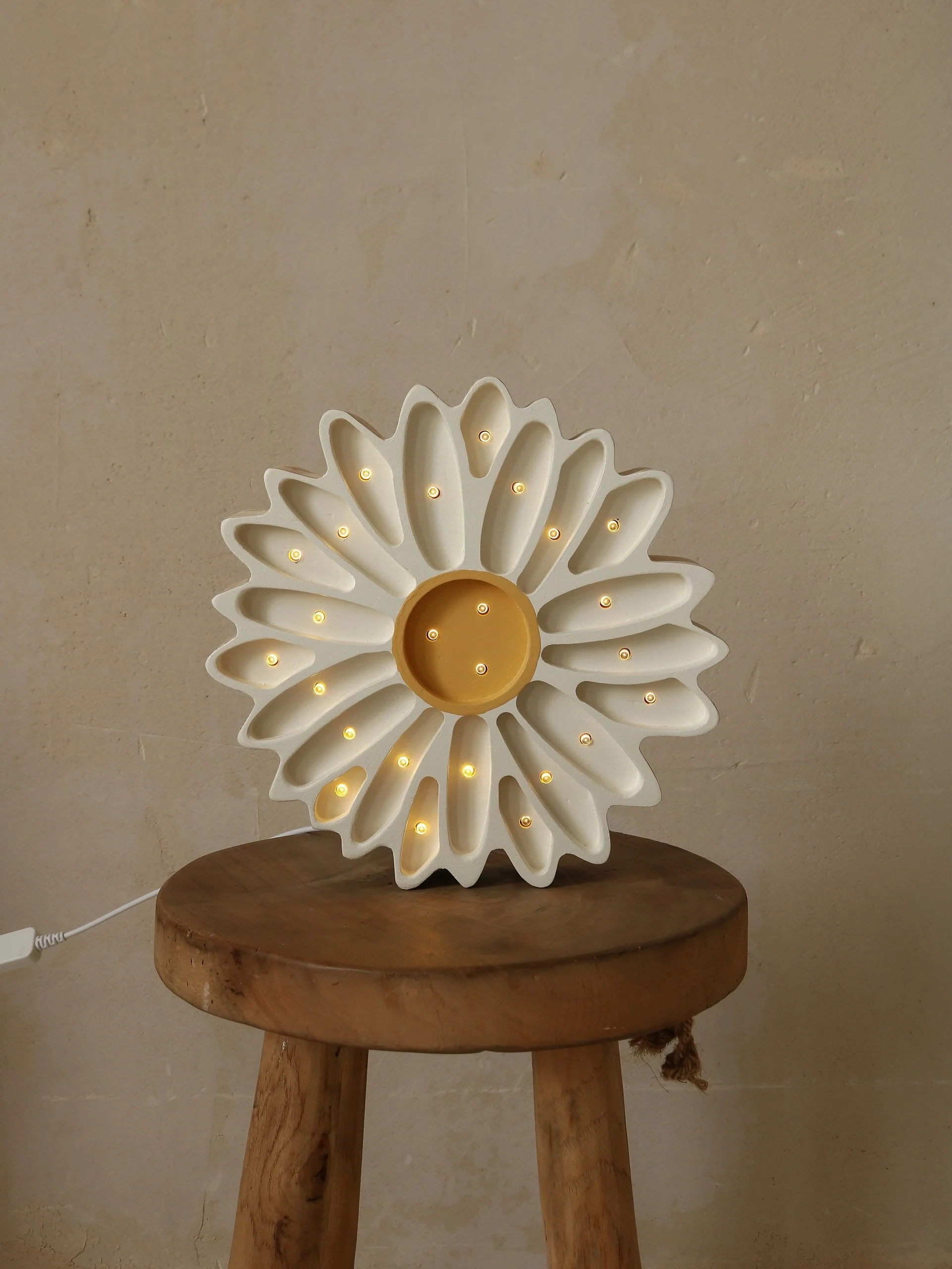 Lampe veilleuse en bois – Marguerite – Image 2